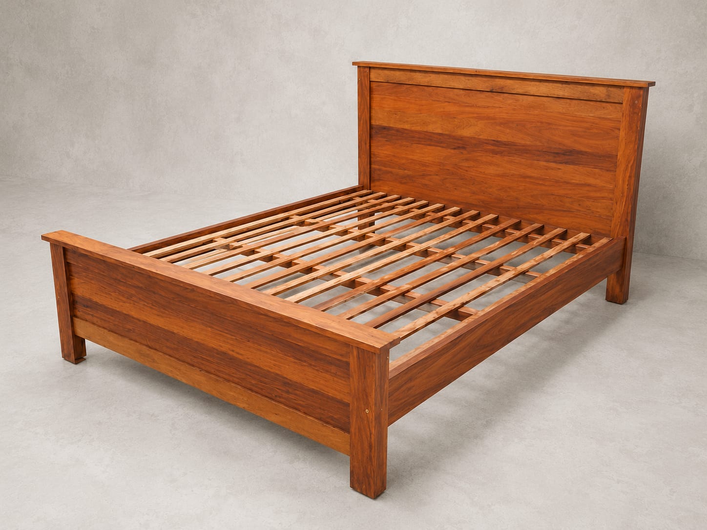 Cama de madeira maciça 