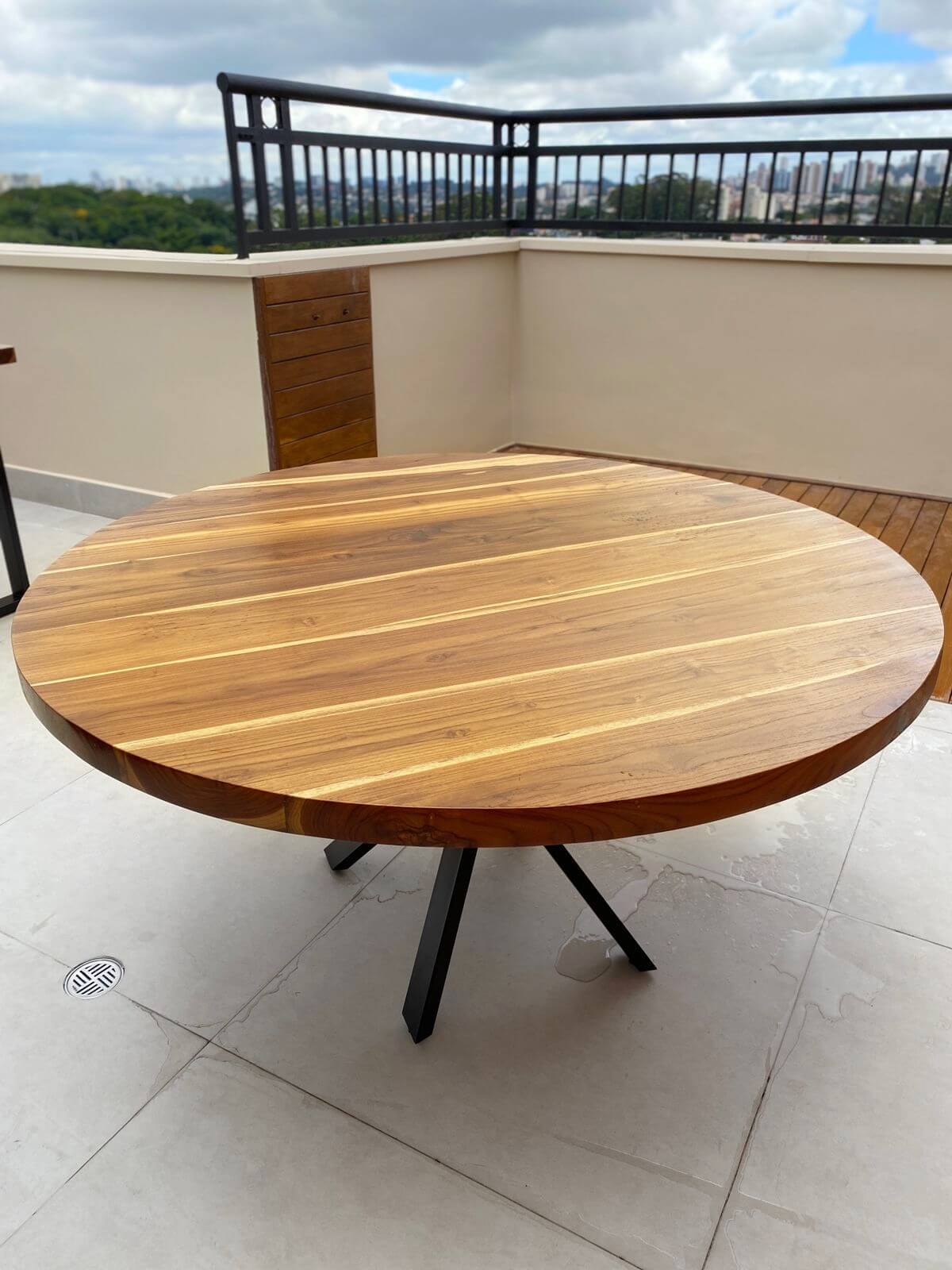 Mesa de Jantar Redonda de Madeira Peroba