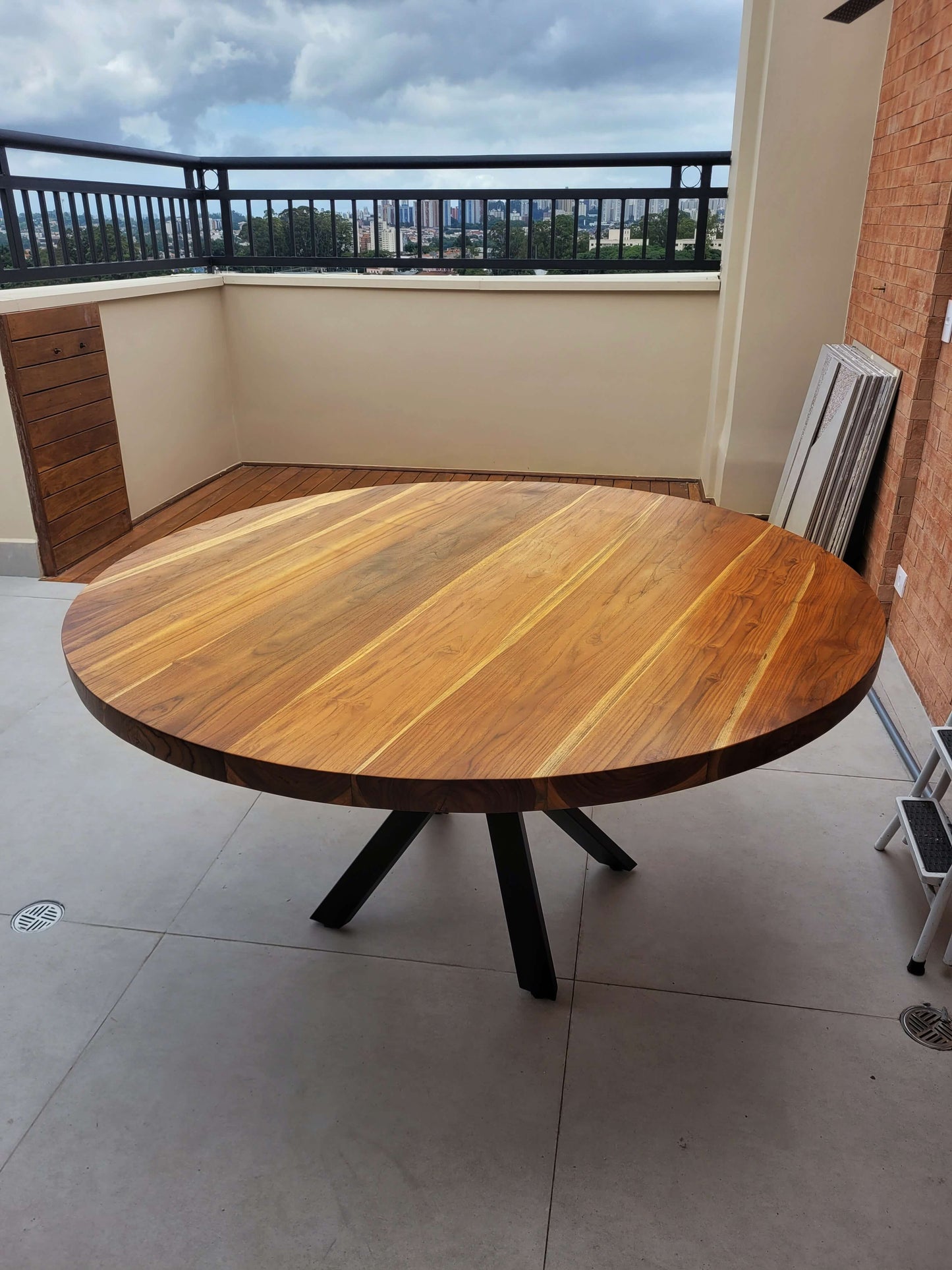 Mesa de Jantar Redonda de Madeira Peroba