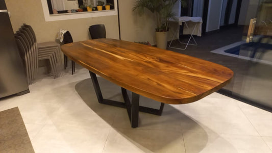 Mesa de Jantar Orgânica em madeira maciça peroba