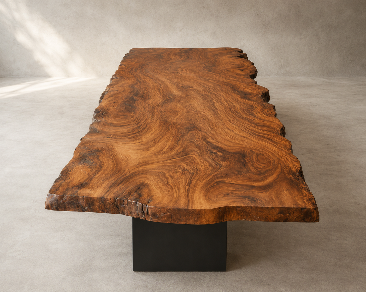 Mesa de Jantar em Prancha Única Angelim Pedra com Borda Orgânica Natural