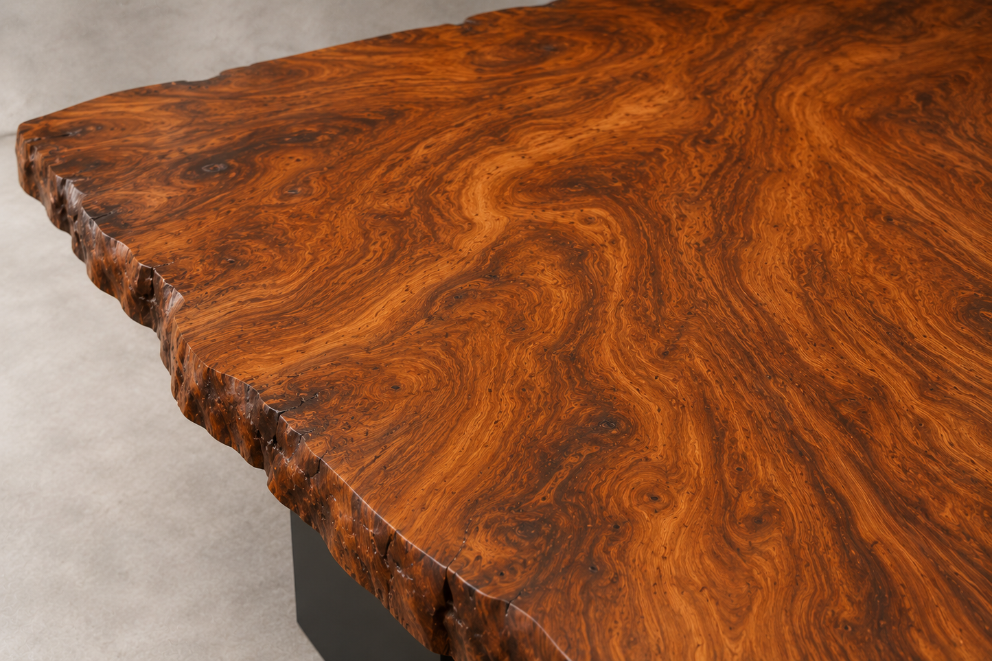 Mesa de Jantar em Prancha Única Angelim Pedra com Borda Orgânica Natural